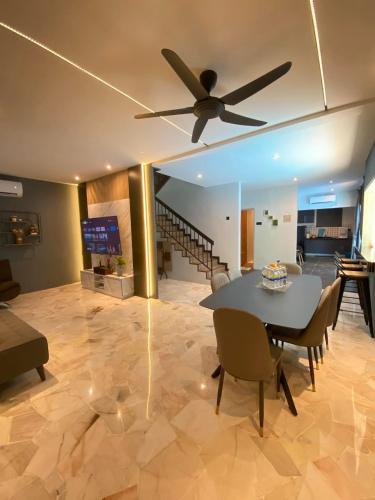 Gambar di galeri bagi LYL Jaccuzi Private Pool House - 16PAX di Ipoh
