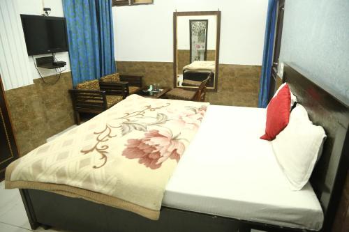 um quarto com uma cama com um padrão de flores em MID CITY HOTEL & RESTO em Chandīgarh