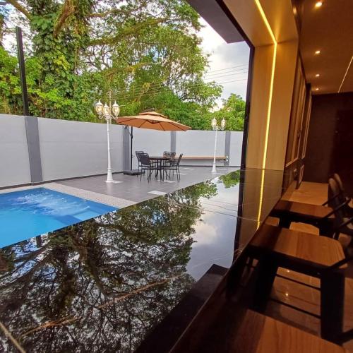 Kolam renang di atau dekat dengan LYL Jaccuzi Private Pool House - 16PAX