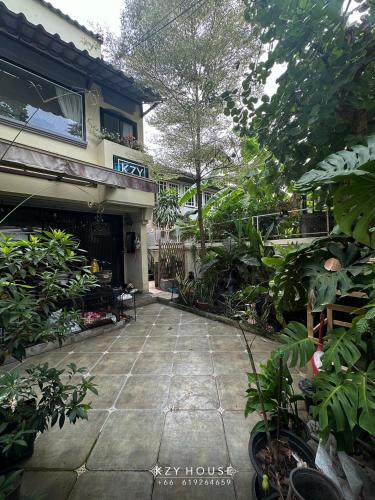 Taman di luar Kzy house