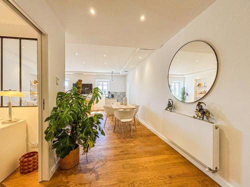 a hallway with a mirror and a dining room at Cours Saleya - Wifi, AC, 2pers, aperçu mer in Nice