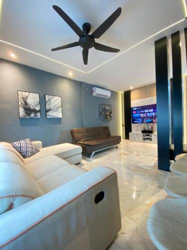 Televisyen dan/atau pusat hiburan di LYL Jaccuzi Private Pool House - 16PAX