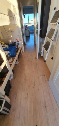 une chambre vide avec des lits superposés et un couloir dans l'établissement Studio-cabine 4p Marina Baie des Anges, à Villeneuve-Loubet