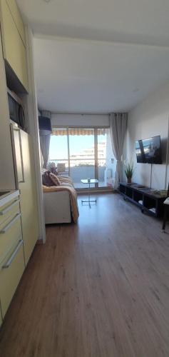Il comprend un grand salon doté d'un lit et d'une télévision à écran plat. dans l'établissement Studio-cabine 4p Marina Baie des Anges, à Villeneuve-Loubet