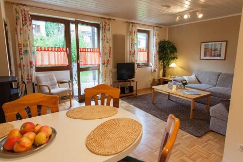 una sala de estar con una mesa con un bol de fruta. en Ferienwohnung im Ferienpark Falkenstein en Falkenstein