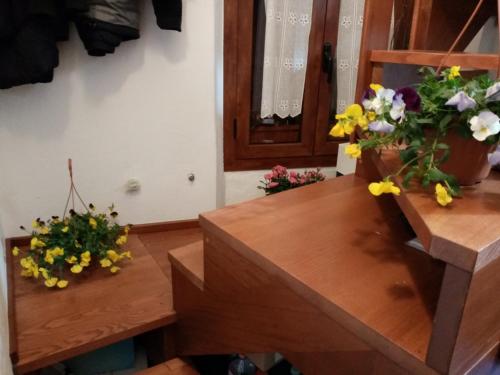 een kamer met twee tafels met bloemen erop bij Antichi Sapori da Speranza in Gavoi