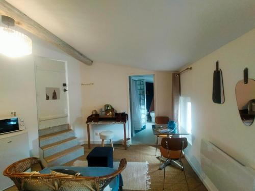 ein Wohnzimmer mit einer Treppe und einem Klavier in der Unterkunft Chez Sam in Libourne