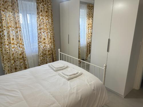 - une chambre avec un lit et 2 serviettes dans l'établissement Seaside Luxury Apartments, à Pórto Ráfti