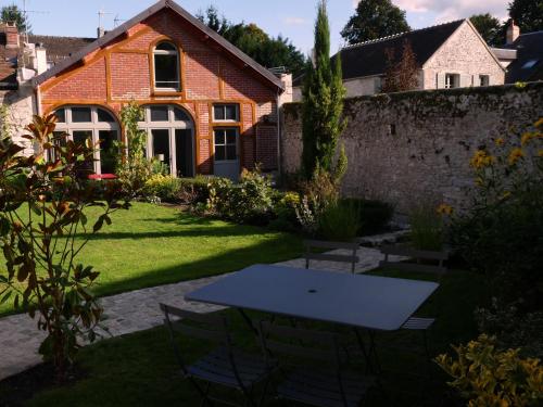 a table in the garden of a house at Fab House - Les Maisons Fabuleuses in Senlis