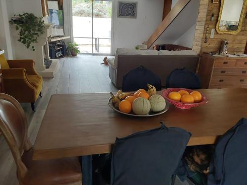 a bowl of fruit on a table in a living room at LE HAVRE DE PAIX in Peypin