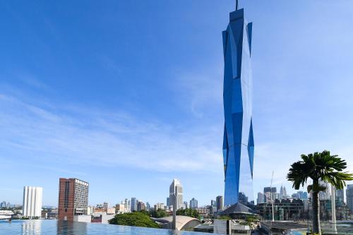 um edifício alto com uma cidade ao fundo em Opus Residences by Opus Hospitality em Kuala Lumpur