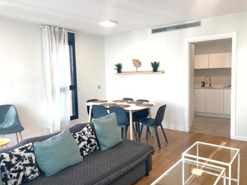 - un salon avec un canapé et une table dans l'établissement Luxury Beach Suite by Canary365, à Las Palmas de Gran Canaria