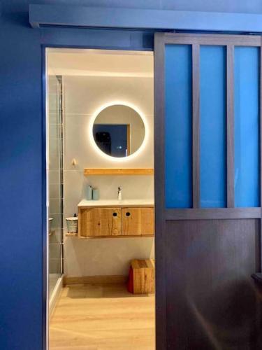 une salle de bain avec un lavabo et un miroir dans l'établissement Maison de charme 3 chambres remparts de Guerande, à Guérande