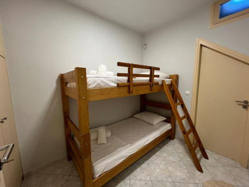 - 2 lits superposés dans un dortoir avec une échelle dans l'établissement Rustic House in the country, à Kritsa
