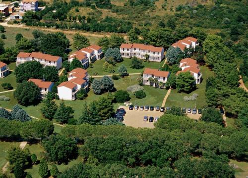 uma vista aérea de uma casa com um quintal em Ai Pini Medulin Resort em Medulin
