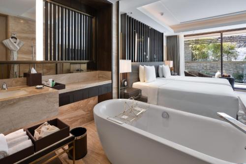 Postel nebo postele na pokoji v ubytování JW Marriott Mussoorie Walnut Grove Resort & Spa