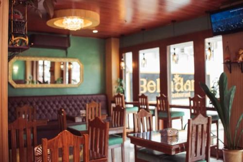 a restaurant with chairs and tables and a mirror at Belladama Hotel in San Carlos