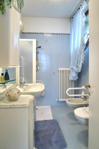 a bathroom with two sinks and a tub and a mirror at Condominio Maria Ida in Caorle