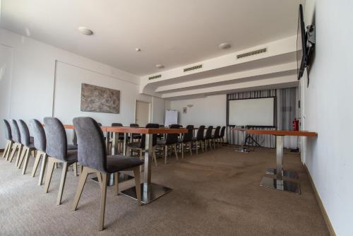 a conference room with a long table and chairs at Arena Hotel Holiday in Medulin