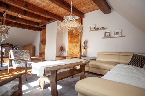 a living room with a couch and a table at Ferienwohnung Dien Uttied in Grasberg