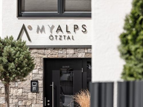 MYALPS Ötztal في امهاوسن: مدخل إلى متجر myneys الأصلي مع علامة فوق الباب