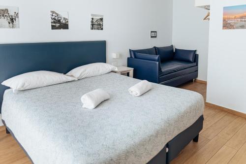 um quarto com uma cama e uma cadeira azul em Cufà em Pescara