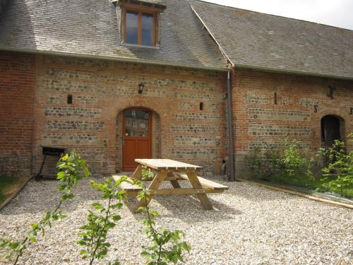 Le Bourg-DunにあるSpacious Cottage with Private Garden in Normandyのレンガ造りの建物前の木製のピクニックテーブル