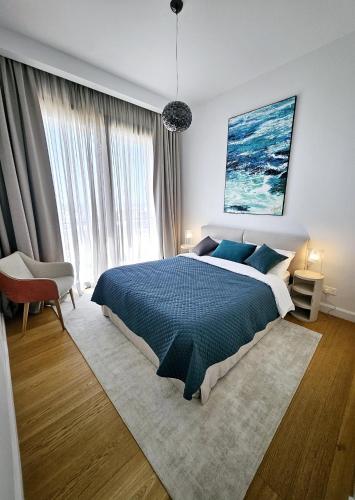 une chambre avec un lit et une grande fenêtre dans l'établissement Heritage Paphos, luxury duplex apartment with private pool, à Paphos