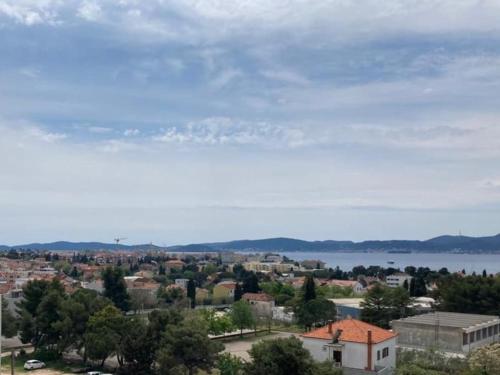 Fun in the Sun! (free garage parking)