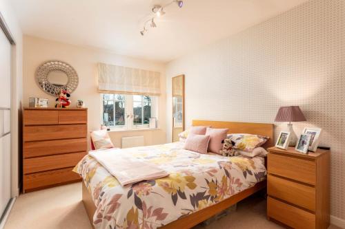 Dormitorio pequeño con cama y vestidor en 11 Knoweholm en Ayr