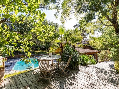 Photo de la galerie de l'établissement Villa en Bois avec Piscine Chauffée, Proche Plage & Dégustations Ostréicoles - FR-1-736-38, à Lège-Cap-Ferret