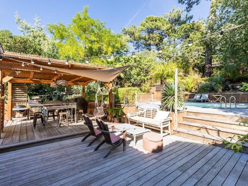 Photo de la galerie de l'établissement Villa en Bois avec Piscine Chauffée, Proche Plage & Dégustations Ostréicoles - FR-1-736-38, à Lège-Cap-Ferret