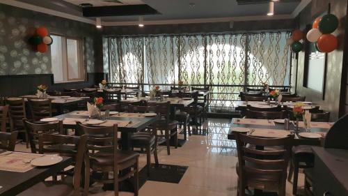 una sala da pranzo con tavoli, sedie e palloncini di Doha Dynasty Hotel a Doha