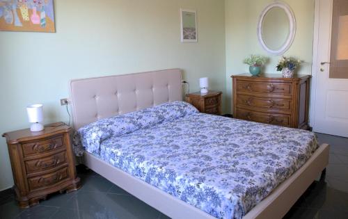 um quarto com uma cama, 2 cómodas e um espelho em Casa Gegè Lingotto em Turim