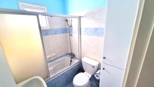 Koupelna v ubytování 2Br Apt Coastal Comfort with Internet Access