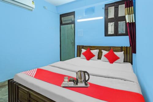OYO Flagship Hotel Rudra Residency tesisinde bir odada yatak veya yataklar