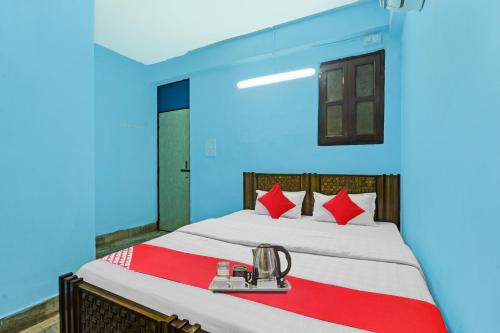 OYO Flagship Hotel Rudra Residency tesisinde bir odada yatak veya yataklar