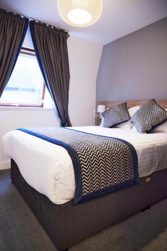 Postel nebo postele na pokoji v ubytování Hotel Isaacs Cork City