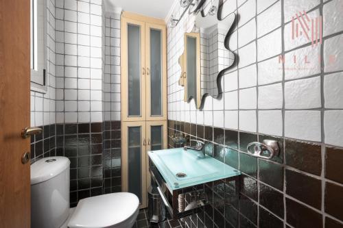 La salle de bains est pourvue de toilettes blanches et d'un lavabo. dans l'établissement Estrella, Nilie Hospitality MGMT, à Thessalonique