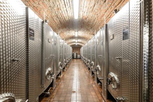 uma fila de urinóis num corredor de uma casa de banho em Terra Wylak Winery em Veľké Zálužie
