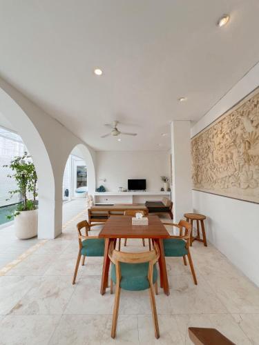 a dining room with a table and chairs at Apple Villas & Apartments in Kerobokan