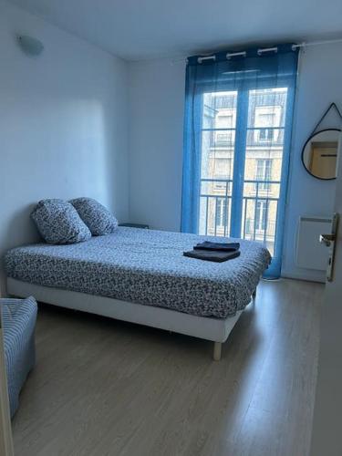 une chambre avec un lit dans une pièce avec une fenêtre dans l'établissement Disney world Appart 10P , 5 min du parc, parking privé, à Chessy