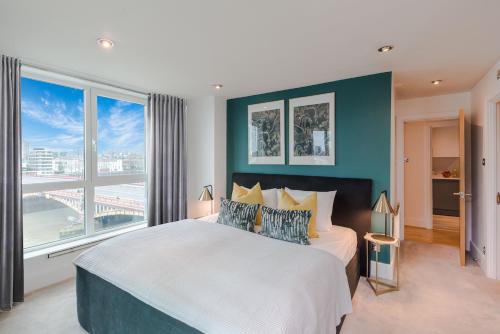 a bedroom with a large bed with a large window at BEST THAMES VIEW in TOWN! LARGE LUXXE NOMAD DESIGN FAMILY HOME in London