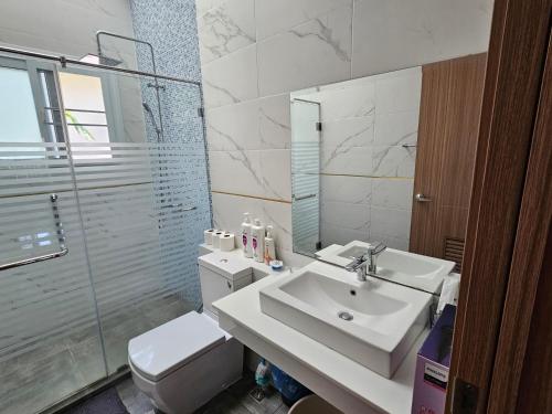 Ένα μπάνιο στο Big swimming pool garden villa 私家泳池花园豪华别墅
