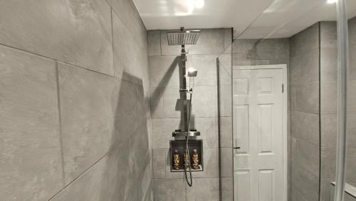 a bathroom with a chandelier hanging from a wall at City Centre with Hot Tub - 3 Bed in Kent