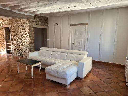 un salon avec un canapé blanc et une table dans l'établissement Maison divisées en 2 Appartments à 20 min to Disneyland Paris, à Thorigny-sur-Marne