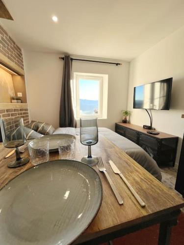 une salle de bain avec un lavabo sur une table en bois dans l'établissement Love and spa vue montagne, à La Penne