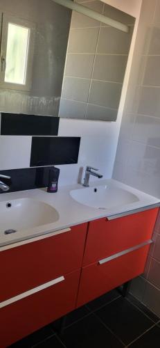 une salle de bain avec un lavabo blanc et un miroir dans l'établissement Villa3 chambres, 4-6 personnes 5 minutes de la plage, à Bormes-les-Mimosas