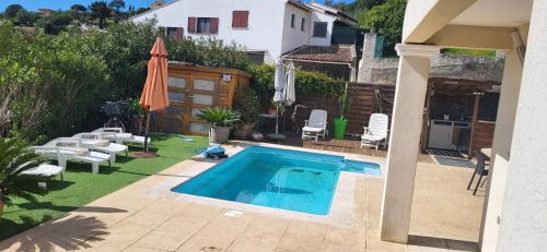 une piscine dans l'arrière-cour d'une maison dans l'établissement Villa3 chambres, 4-6 personnes 5 minutes de la plage, à Bormes-les-Mimosas