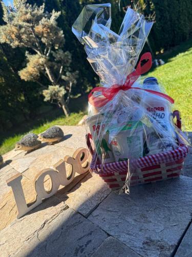 een picknickmand die bovenop een bord staat bij Pirin Golf Hotel Private Apartments Апартаменти Планински Изгрев в Пирин Голф in Razlog